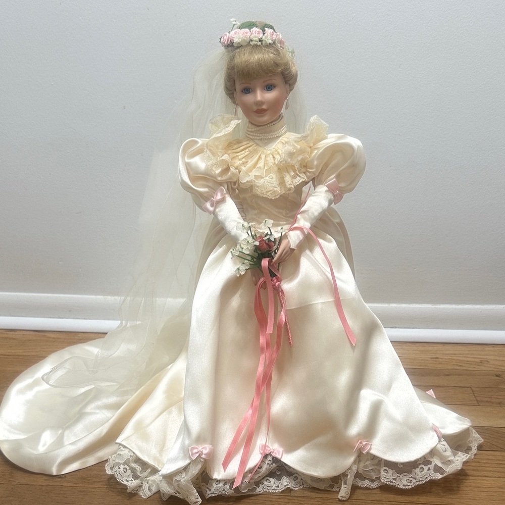 The Ashton-Drake Galleries - Lisa’s 1990’s Wedding Dress